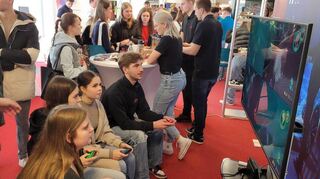 Aussteller mit interaktiven Elementen erfreuten sich besonders großer Beliebtheit bei den jungen Besuchern. Dinge selbst zu tun, und sei es auch nur eine Runde Mario Kart auf der Konsole, sorgte für niedrigschwellige Kontaktmöglichkeiten zwischen Ausstellern und Schülern.