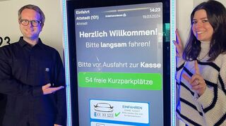 Das Parkhaus Altstadt/ Schloss wurde nicht nur mit dem ticketlosen System und großen Dialog-Monitoren modernisiert. Künftig ist hier – zur Freude von Wirtschaftsförderer Dr. Tim Schnyder und der Stadtmarketingbeauftragten Lorena Klingert – auch das Parken in den ersten beiden Stunden kostenfrei.
