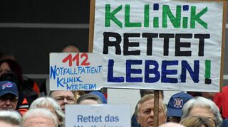 Die Menschen warten auf eine Lösung für die Klinik. Hunderte protestierten in Stuttgart, Tauberbischofsheim (im Bild) und Wertheim. Alle Beteiligten sprechen von Zeitdruck, doch die Schwesternschaft München will die Gespräche mit der Stadt zur Übernahme des Krankenhauses erst nach Ostern führen.
