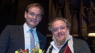 Der Schriftsteller Mathias Énard (r.) erhielt 2017 den Leipziger Buchpreis, hier mit Leipzigs OB Burkhard Jung.