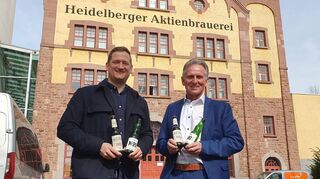 Welde-Chef Max Spielmann (l.) und Michael Mack, langjähriger Geschäftsführer der Heidelberger Brauerei, vor dem historischen Brauhaus in Heidelberg.