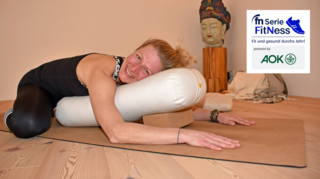 Eva-Maria Hellinger zeigt die „Stellung des Kindes“ – eine bekannte Yogaübung. Sie ist super für den Rücken, denn dieser wird im Ganzen sanft gedehnt.