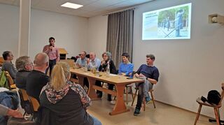 Informierten und kritisierten vor vollem Haus den geplanten Rüdinger-Standort bei Neunstetten: Hansjörg Geldenbott (Stadtrat Boxberg), Roland Schneider (Ortsvorsteher Windischbuch), Jakob Meyer (Stadtrat Krautheim), Bärbel Berberich-Kratzer, Verena Huth und Markus Kohler (beide Ortschaftsrat Windischbuch).