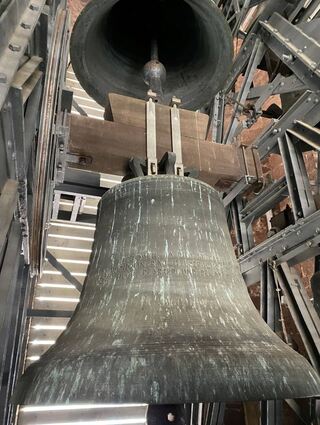 1550 Kilogramm wiegt die größte Glocke – die Christusglocke. Das Metallgestell des sechsstimmigen Geläuts muss also eine Menge Gewicht tragen.