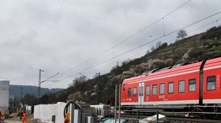 Die 3,5 Meter hohen L-Steine für den neuen Bahnhaltepunkt könnten aus Sicht des Gemeinderats „verschönert“ werden.