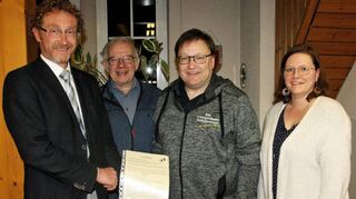 Auch in diesem Jahr spendete die Theatergruppe „Wittighäuser Dielegnatzer“ die Erlöse aus ihren Aufführungen für gemeinnützige Zwecke. Matthias Max (Zweiter von rechts) übergab den symbolischen Scheck an Bürgermeister Marcus Wessels (links).
