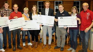 Übergabe symbolischer Spendenschecks durch das Weihnachtsmarktteam von Wittighausen, vertreten durch Walter Kordmann (rechts), an Repräsentantinnen und Repräsentanten verschiedener Vereine, Initiativen oder Einrichtungen.