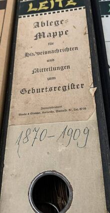 Einmalig: ein Ordner mit dem Geburts-register von 1870 bis 1909.