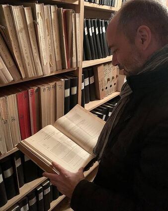Rarität: Bürgermeister Grimm schlägt Lohnsteuerkarten von 1940 auf.