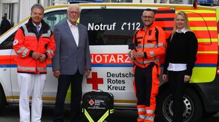 Übergabe der zwei gespendeten Video-Laryngoskope beim DRK-Kreisverband Bad Mergentheim (von links): Prof. Dr. Thomas Haak (Präsident des DRK-Kreisverbands Bad Mergentheim und Leitender Notarzt), Prof. Dr. Werner Romen (Medizinischer Fortbildungs- und Förderverein Bad Mergentheim), Notfall-Sanitäter Carl Schulz sowie DRK-Geschäftsführerin Anna Deister.