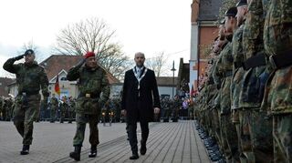 Abgeschritten: Oberstleutnant Kirchner, General Breuer und Bürgermeister Grimm (von links) schreiten während des Rückkehrerappells die Front ab.