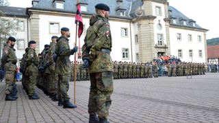 Angetreten: Soldaten des Panzerbataillons 363 während des Rückkehrerappells auf dem Hardheimer Schlossplatz.