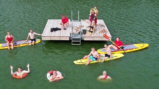Die Mitglieder der DLRG-Ortsgruppe Osterburken bei der Rettungswache am Freudenberger Badesee: Sie entlasten damit jedes Jahr die dortige Ortsgruppe an einem Sommerwochenende.