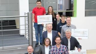 Der Stiftungsvorstand mit den Vertreterinnen und Vertretern der geförderten Vereine und Institutionen.