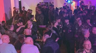 Volle Halle: Bei der Welcome-back-Party in der Erftalhalle nach dem Rückkehrer-Appell auf dem Schlossplatz wurde die erfolgreiche Mission des Panzerbataillons 363 und die gesunde Rückkehr aller Soldaten gebührend gefeiert – mit der Bevölkerung.