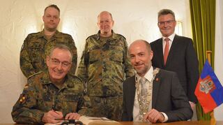 Carsten Breuer, als Generalinspekteur der Bundeswehr der ranghöchste Soldat in Deutschland, stattete Hardheim einen mehrtägigen Besuch ab und trug sich nach dem Rückkehrerappell ins Goldene Buch der Gemeinde ein.