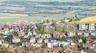 Vier Gebäude mit insgesamt 60 Wohnungen sollen oben am Eisenberg – siehe Bildbearbeitung – neu gebaut werden.