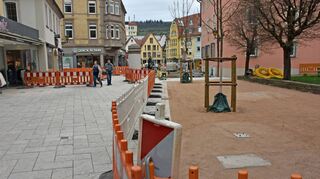 Kirchstraße: Links das neue und sehenswerte Stadtpflaster, rechts die Gastro-Zone mit dem naturnahen Material.