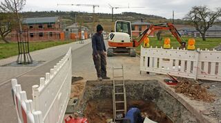 Große Baustellenlöcher klaffen in den nagelneuen Straßen im Neubaugebiet „Auenland III“.