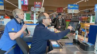 Auch Kassieren will gelernt sein. Bürgermeister Roland Burger stand bei seiner neuen Tätigkeit eine Lidl-Mitarbeiterin zur Seite.