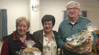 Bei der Versammlung der Chorvereinigung Sennfeld ehrte die Vorsitzende Eva Reichert (Mitte) Waltraud Schaffer und Erwin Berger.
