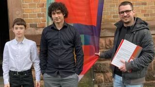 Landespreisträger Julian Lasarenko (links) wurde von Benjamin Lafandi (Mitte) am Klavier begleitet und von Michal Geiger unterrichtet.
