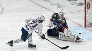 Kein Glück: Mannheims Daniel Fischbuch (l.) bringt den Puck zwar an Eisbären-Torwart Jake Hildebrand vorbei, der Puck landet aber nur am Pfosten.