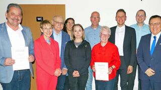 Der Verein Lebenshilfe Main-Tauber ehrte langjährige Mitglieder mit der Ehrennadel in Gold und Silber. Zu den ersten Gratulanten gehörten Vorsitzender Benjamin Czernin (Vierter von rechts), Stiftungsvorstand Edmund Brenner (Dritter von links), MdL Dr. Wolfgang Reinhart (Zweiter von rechts) sowie Sozialdezernentin Elisabeth Krug (Zweite von links).