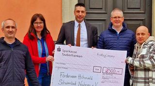 Den Erlös des Kärwelaufs konnte Organisator Carlo Cuypers an den Förderverein Höhenwaldschwimmbad Neubronn übergeben. Unser Bild zeigt von links: Matthias Lang, Susanne Kütt (FöHN) Bürgermeister Nick Schuppert, Matthias Lang (Kärwelauf) und Carlo Cuypers (Printingcompany).