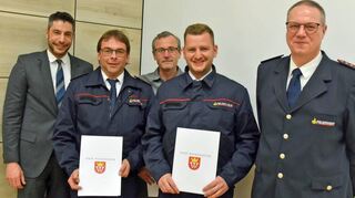 Eingerahmt von Kommandant Jürgen Friedel (rechts) und Bürgermeister Nick Schuppert, die mit Beförderung und Ernennung ausgestatteten Feuerwehrleute Florina Schmid, Stephen Tracy und Rene Schweizer.