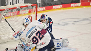 Marcel Noebels von den Eisbären Berlin (Nr. 92) trifft gegen Arno Tiefensee von den Adlern (Nr. 30) zum 0:1.