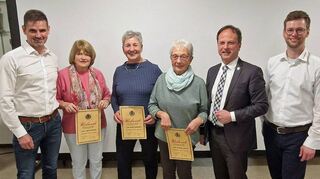 Ein halbes Jahrhundert Vereinstreue zum TSV Assamstadt haben diese Damen auf dem Buckel – zur Freude der Offiziellen.