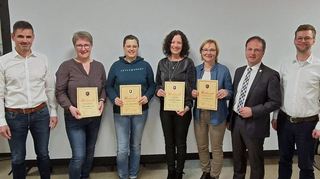„Frauenpower“ auch bei den für 25 Jahre Mitgliedschaft Ausgezeichneten – umrahmt von Vereins- und Rathausspitze.