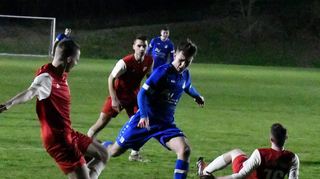 Durchgezogen hat der FC Zimmern im Gemeindederby gegen den SV Seckach: Mit 2:1 gewannen die „Blauen“ gegen die „Roten“ und sollten damit endgültig den Klassenerhalt in der Kreisliga Buchen sicher haben.
