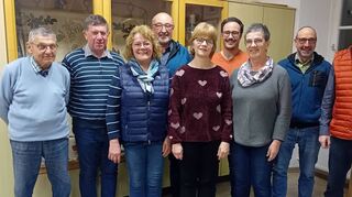Bei der Generalversammlung des Gesangvereins „Frohsinn“ wurden Kassierer Bernhard Heffner und Vorsitzender Herbert Frisch für ihr 30-jähriges Wirken geehrt. Das Bild zeigt sie mit Dirigent Michael Henn und einem Großteil des Vorstands.