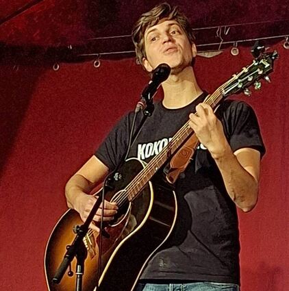 Ein Abend mit Liedermacher Falk im Gewölbekeller des Kulturvereins Convenartis, der sich gelohnt hat: hintersinnige Bosheit inbegriffen.