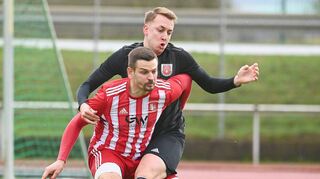 Nikola Vintonjak (vorne) schoss drei Tore für den VfB Sennfeld beim 4:1-Auswärtserfolg in Tauberbischofsheim. Damit kann der Aufsteiger weiter auf den Klassenerhalt in der Fußball-Landesliga Odenwald hoffen.