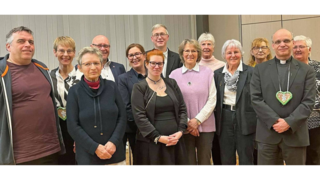 Strahlende Gesichter zum Jubiläum: Unser Bild zeigt (von links) Wolfgang Graner, Elisabeth Krug, Irene Schneider, Gerhard Baumann, Pfarrerin Heike Kuhn, Rosemarie Berlinger, Ulf-D. Schwarz, Marlies Böhm, Christel Erbacher, Anna Rössler, Margot Bödigheimer, Dekan Thomas Holler und Erna Hönninger.