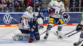 David Wolf (re.) versucht, Jake Hildebrand zu irritieren. Der Torhüter der Eisbären Berlin war aber der Fels in der Brandung.