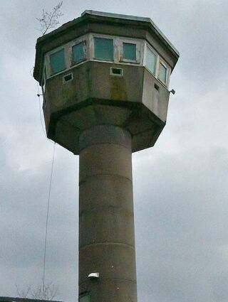 Der Turm der ehemaligen amerikanisch-en Kaserne ragt über Hardheim.
