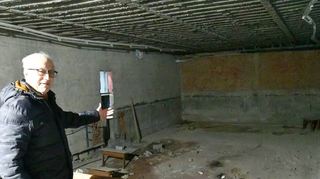 TVH-Ehrenvorsitzender Klaus Rubel zeigt es an: In der alten Schwimmhalle Hardheims hätte ein Sportraum für Verein und Schule entstehen können. Da dieses Vorhaben vom damaligen Gemeinderat abgelehnt wurde, steht dort, wo das Schwimmbad einst war, immer noch eine hässliche Ruine mitten im Ort.