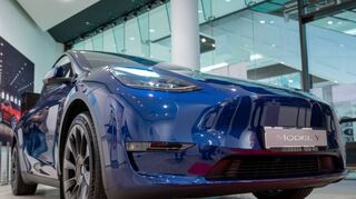 Ein Tesla Model Y in einem Showroom.