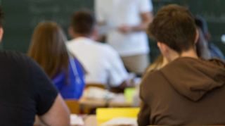 Im Fall des wegen sexueller Nötigung und Belästigung vom Amtsgericht Bad Mergentheim verurteilten Pädagogen wurde das Regierungspräsidium Stuttgart über die Beschwerden am 21. Oktober 2022 informiert, wie Pressesprecherin Andrea Panitz auf Anfrage den FN mitteilte.
