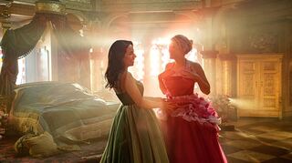 Zeynep (Gizem Emre) und Chantal (Jella Haase) landen im Film „Chantal im Märchenland“ in der magischen Welt von „Dornröschen“.