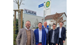 Nachhaltig und klimafreundlich: Die Firma Lauda ist nun offiziell ans ÖPNV-Netz der VGMT angedockt. Darüber freuen sich (von links) Dr. Gunther Wobser (CEO Firma Lauda), Thorsten Haas (Geschäftsführer VGMT), Hubert Segeritz (Bürgermeister-Stellvertreter), Christoph Kraus (Wirtschaftsförderer) und Dr. Mario Englert (CFO Firma Lauda).