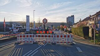In der Herrenwiesenstraße wird bis Ende April gebaut. Eine Umleitung vorbei am Rewe-Markt und Toom-Baumarkt ist deshalb nötig.