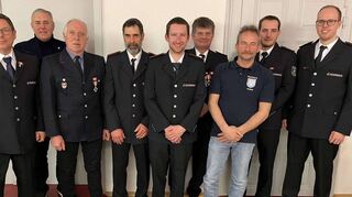 Die Geehrten mit den Offiziellen (von links) Jürgen Häusler, Bürgermeister Joachim Markert, Herbert Blassauer, Dieter Obermeier, Fabian Kraft, Horst Kuhn, Ortsvorsteher Albrecht Kraft, Stadtkommandant Philipp Schenk, Andreas Lindner.