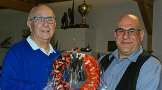Nach 55 Jahren als Schatzmeister der Mudauer Wassersucher gab Rolf Link (links) nun sein Amt ab. Für sein herausragendes Engagement würdigte Vorsitzender Helmut Korger jr. ihn mit einer speziell angefertigten Trophäe.
