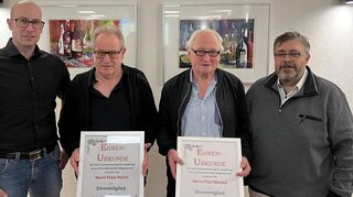 Für 60-jährige Mitgliedschaft beim FC Hundheim/Steinbach wurden zu Ehrenmitgliedern ernannt (von links): Franz Peichl, Paul Münkel und Friedbert Münkel (Letzerer fehlt auf dem Bild). Schriftführer Joachim Ullrich (links) und der Vorsitzende Öffentlichkeitsarbeit Hubert Dick (rechts) übergaben die Urkunden.