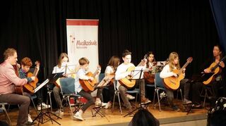 Das Gitarrenensemble eröffnete den Konzertabend mit Melodien aus „Drei Nüsse für Aschenbrödel“.
